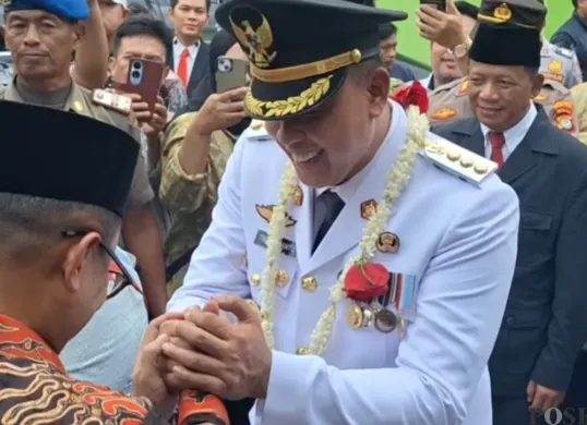 Wali Kota Bekasi terpilih periode 2025 - 2030, Tri Adhianto saat tiba di Kantor Wali Kota Bekasi, Kamis, 20 Februari 2025. (Sumber: Poskota/Ihsan Fahmi)