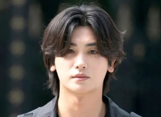 Park Hyung Sik memukau penggemar dalam drama thriller politik Buried Hearts, yang telah tayang perdana pada 21 Februari 2025. Saksikan intrik kekuasaan dan ambisi yang memanas. (Sumber: Instagram/sbsdrama.official)
