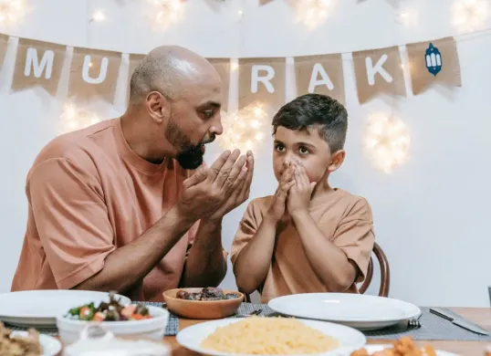 Ilustrasi. 7 tips mengajarkan anak puasa Ramadhan tanpa paksaan yang dapat dilakukan orangtua. (Sumber: Pexels/Timur Weber)