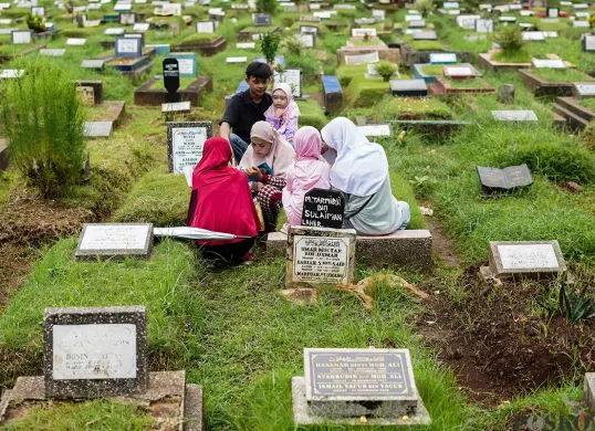 Tradisi ziarah kubur jelang bulan suci Ramadhan 1447 Hijriah atau tahun 2026. (Sumber: Poskota/Bilal Nugraha Ginanjar)