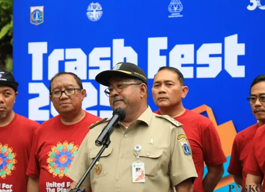 Wakil Gubernur Jakarta, Rano Karno alias Bang Doel, bicara soal pengelolaan sampah bertanggung jawab dan berkelanjutan di gelaran Trash Fest 2025. (Sumber: Poskota/Pandi Ramedhan)