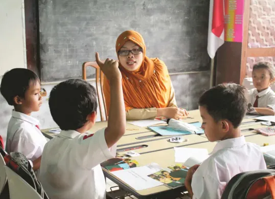 Ilustrasi guru honorer yang akan mendapat bantuan tunai serta tunjangan profesi. (Sumber: Tanoto Foundation)