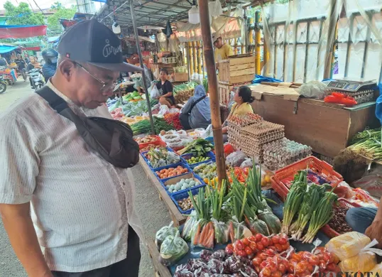 Warga mendatangi salah satu lapak pedagang sayur mayur di Pasar Baru Bekasi, Bekasi Timur, Minggu, 23 Februari 2025. (Sumber: Poskota/Ihsan Fahmi)