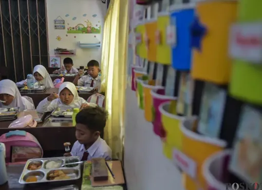 Siswa SDN Slipi 15 menyantap makanan dari program Makan Bergizi Gratis (MBG) Nasional di ruang kelas SDN Slipi 15, Jakarta Barat, Senin, 6 Januari 2025. (Sumber: Poskota/ Bilal Nugraha Ginanjar)