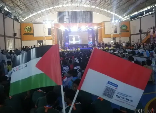Para siswa Nurul Fikri Boarding School Lembang, antusias melaksanakan aksi solidaritas untuk Palestina di Kampus Nurul Fikri Lembang, Minggu, 23 Februari 2025. (Sumber: Poskota/Gatot Poedji Utomo)