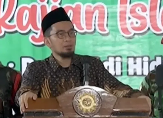 Ustadz Adi Hidayat menjelaskan esensi puasa yang benar. (Sumber: Tangkapan Layar YouTube/Adi Hidayat Official)