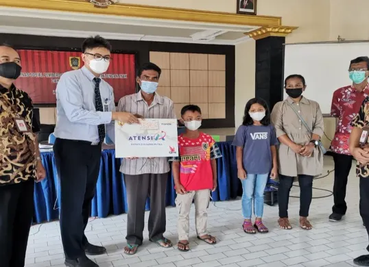 Ilustrasi penyaluran dana bansos Atensi YAPI tahap 1 2025 kepada para anak yatim piatu. (Sumber: Website/Kementerian Sosial)