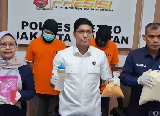 Kanit Krimsus Polres Metro Jakarta Selatan AKP Indra menunjukan barang bukti kosmetik ilegal beromset miliaran rupiah dengan dua pelaku berhasil ditangkap, Senin 24 Februari 2025. (Sumber: Poskota/Angga Pahlevi)
