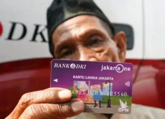 Mulai 2025, lansia Jakarta terima Rp300 ribu per bulan lewat KLJ, langsung ke rekening Bank DKI. Jumlah penerima naik jadi 171 ribu orang. Cek saldo via ATM, JakOne Mobile, atau SILADU! (Sumber: Pinterest)