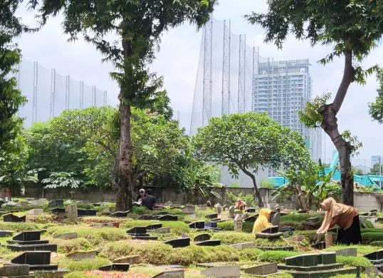 Suasana di TPU Rawa Kopi, Jakarta Barat, yang masih ramai didatangi peziarah, Senin, 24 Februari 2025. (Sumber: Poskota/Pandi Ramedhan)