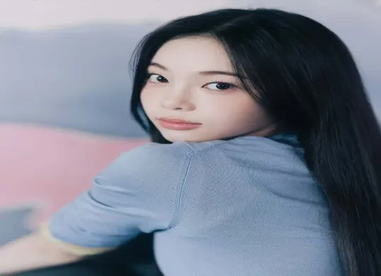 Carmen dari girl group Hearts2Hearts menjadi idol pertama di SM Entertainment. (Sumber: Instagram: @hearts2hearts)