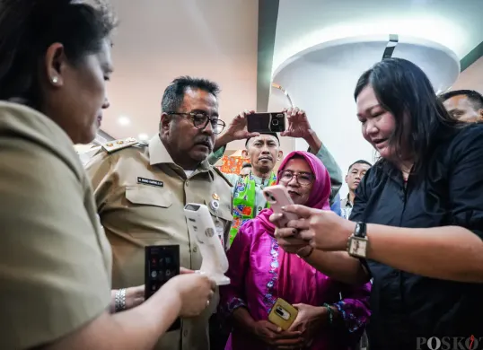 Wakil Gubernur Jakarta, Rano Karno berbincang dengan pelaku UMKM dalam Bazar Jakarta Entrepreneur di Balai Kota, Jakarta Pusat, Senin, 24 Januari 2025, lalu. (Sumber: Poskota/Bilal Nugraha Ginanjar)
