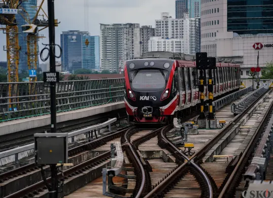 Ilustrasi, kereta Lintas Raya Terpadu (LRT) Jabodebek saat melintas di kawasan Dukuh Atas, Jakarta, Senin, 24 Februari 2025. (Sumber: Poskota/Bilal Nugraha Ginanjar)