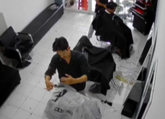Momen tukang cukur melayani pelanggan tak kasat mata di Palangka Raya. (Sumber: Tangkap Layar TikTok/@barbershop_palangkaray)