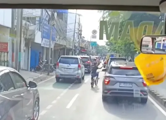 Sambil gowes sepeda, bocah ini bantu damkar buka jalan. (Sumber: Instagram/@damkarjatim)