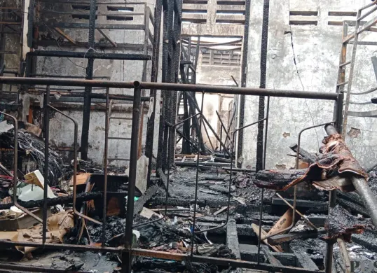 Mess karyawan terbakar di samping gedung Harco Glodok, Tamansari, Jakarta Barat. (Sumber: Poskota/Pandi Ramedhan)