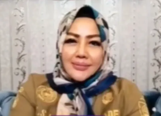 Kades Bogor, Wiwin Komalasari akhirnya klarifikais seusai video menertawakan nasi kotak viral. (Sumber: Tangkap Layar Instagram/@funnelmedia)