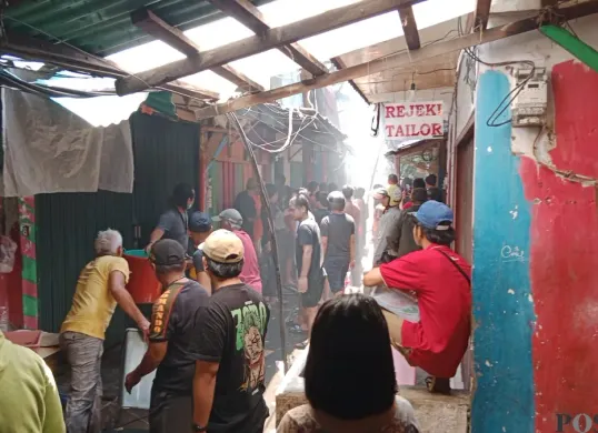 Kebakaran rumah tinggal di permukikan padat kawasan Tamansari, Jakarta Barat. Sebanyak empat rumah warga hangus dalam peristiwa tersebut. (Sumber: Poskota/Pandi Ramedhan)
