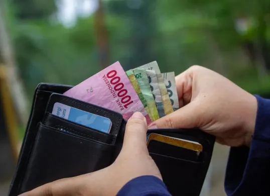 Cek prediksi pencairan THR PNS 2025. (Sumber: Pexels/Ahsanjaya)