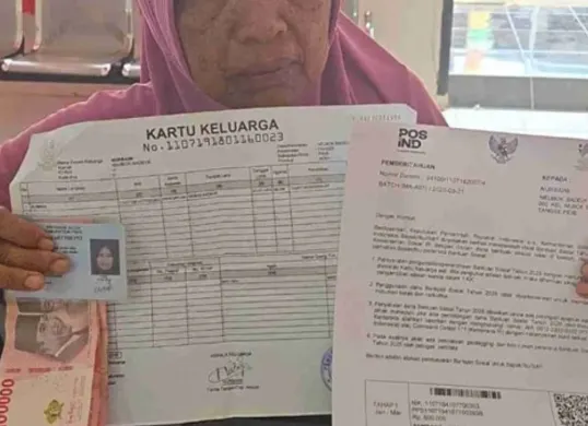 pencairan saldo dana bansos PKH BPNT Rp600.000 di kantor pos. (Sumber: Poskota/Faiz)