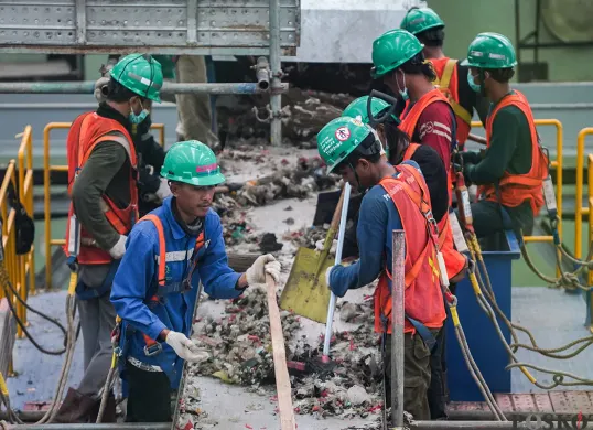 Petugas RDF Plant Rorotan, Jakarta Utara saat mengelola sampah. (Sumber: Poskota/Bilal Nugraha Ginanjar)