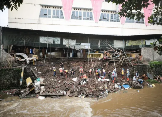 Kirmir di Pasar Ancol, Kecamatan Regol, Kota Bandung tengah diperbaiki setelah ambruk. (Sumber: Dok. Diskominfo Kota Bandung)