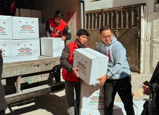 Anies Baswedan turun membagikan bantuan ke pengungsi Palestina di Yordania. (Sumber: Instagram/@chikifawzi)