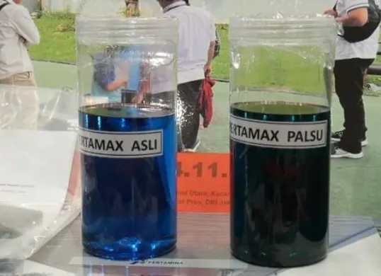 Perbedaan warna BBM Pertamax (biru tua) dan Pertalite (biru tosca) bisa menjadi indikator keaslian bahan bakar. (Sumber: X/@tanyarlfes)