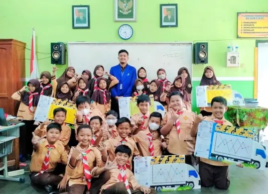 Ilustrasi guru yang sedang mengajar murid. Cek data pengajar di Info GTK untuk mendapatkan TPG 2025. (Sumber: BBPMP Provinsi Jawa Timur)