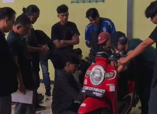 Disperdagin Kabupaten Bandung melaksanakan bimbingan teknis servis motor atau perbengkelan. (Sumber: Dok. Pemkab Bandung)
