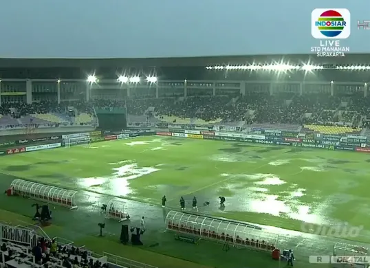 Tangkap layar kondisi lapangan Stadion Manahan, Solo, tergenang air yang mengakibatkan laga final Liga 2 PSIM vs Bhayangkara FC dihentikan.