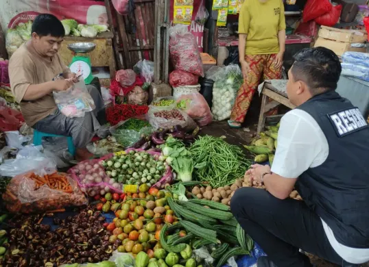 Jelang bulan Ramadhan Satuan Tugas (Satgas) Pangan Polres Pelabuhan Tanjung Priok melakukan peninjauan ke PD Pasar Jaya Muara Angke, Rabu, 26 Februari 2025. (Sumber: Dok. Humas Polres Jakarta Utara)