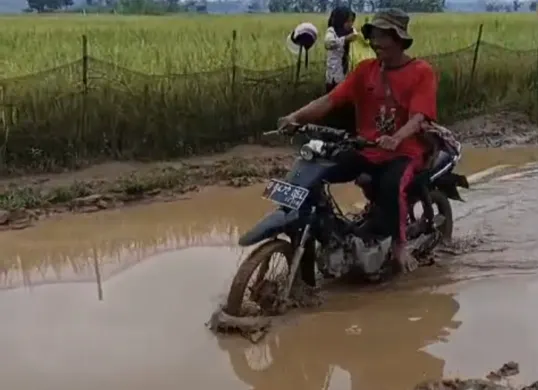 Sejumlah pengendara roda dua saat melintas di jalan rusak di Desa Cimoyan, Kecamatan Pati, Pandeglang. (Sumber: Dok. Warga)
