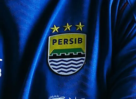 Shayne Pattynama saat membela Timnas Indonesia dalam laga internasional. Bek kiri ini dikaitkan dengan kepindahan ke Persib Bandung usai hengkang dari klub Belgia, KAS Eupen. (Sumber: Instagram @persib)