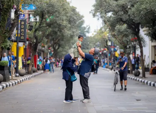 Sejumlah warga tengah menikmati suasana Jalan Braga, Kota Bandung. (Sumber: Dok. Diskominfo Kota Bandung)