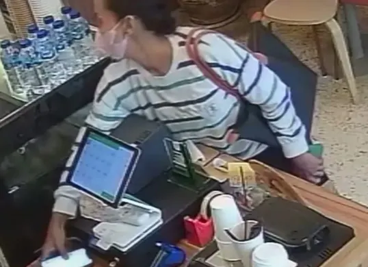 Seorang wanita yang mengenakan masker terekam kamera pengawas saat mencuri dua handphone milik pegawai kafe di Kota Bandung. (Sumber: Capture Instagram @_zonamanis)