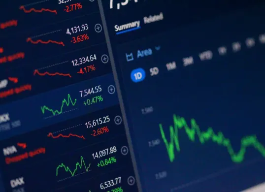 Ilustrasi harga saham BBRI, BBCA dan BMRI. (Sumber: Unsplash/Anne Nygård)