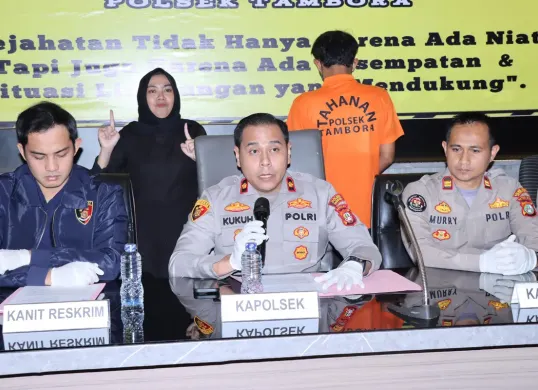 Polisi menjabarkan kasus penjambretan yang dilakukan oleh seorang pria berinisial YL 36 tahun terhadap seorang wanita berinisial KH, 50 tahun, di kawasan Tambora, Jakarta Barat. (Sumber: Dok. Humas Polres Metro Jakarta Barat)