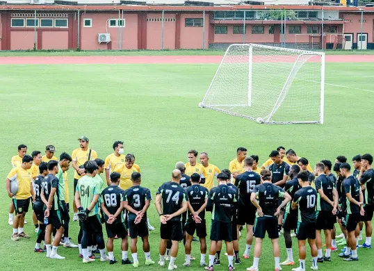 Skuad Persebaya saat berlatih di Lapangan Thor, Surabaya, jelang laga kontra Persib Bandung di pekan 25 Liga 1 2024-25. (Sumber: Instagram @persebayaofficial)