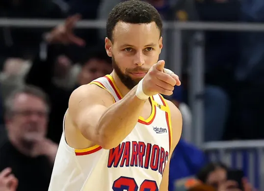 Stephen Curry jadi andalan Golden State Warriors saat hadapi Memphis Grizzlies di laga play-in NBA perebutan posisi tujuh di babak playoffs wilayah barat. (Sumber: Instagram @warriors)