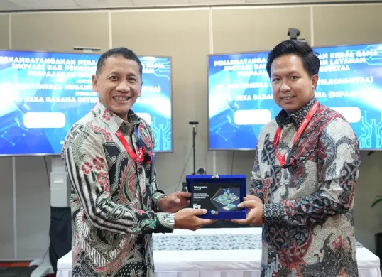 Direktur Utama TelkomMetra Pramasaleh Hario Utomo (kiri) dan Direktur Utama Sipajak Rachmad Isdiawan (kanan) setelah penandatanganan Perjanjian Kerja Sama (PKS) antara TelkomMetra dengan Sipajak, di Jakarta. (Sumber: Dok. Telkom)
