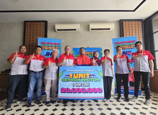 JNE menyambut Sirilus Siko yang menjadi atlet Timnas Amputasi Indonesia. (Sumber: Dok. JNE)