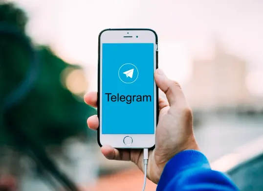 Fitur baru telegram akan membuat waktu chatting lebih menyenangkan dengan tambahan sticker. (Sumber: Pixabay/Vika_Glitter)