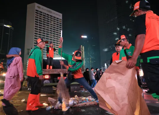 Petugas Dinas Lingkungan Hidup (DLH) Jakarta saat membersihkan sampah bekas perayaan kegiatan malam pergantian tahun. (Sumber: DLH Jakarta)