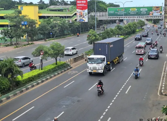 Aktivitas kendaraan yang melintas di Jalan Ahmad Yani, Kota Bekasi, Rabu, 1 Januari 2025. (Sumber: Poskota/Ihsan Fahmi)