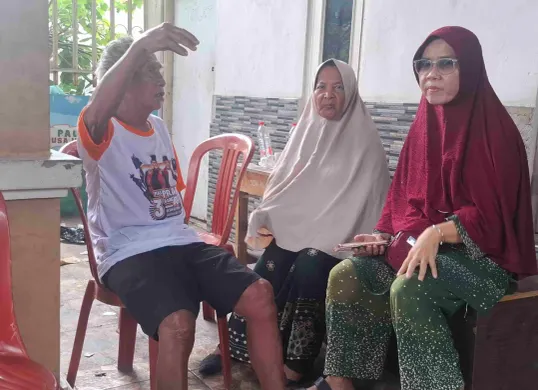 Zulkipli (71) korban terluka bakar usai berhasil menyelamatkan dari kebakaran di Cilincing, Jakarta Utara, Rabu 1 Januari 2024, mendapatkan bantuan dari pemerintah. (Foto: Angga Pahlevi)