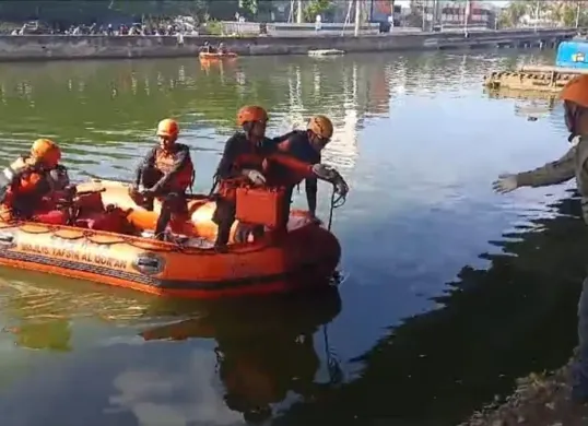 Dua orang juru parkir nekat menceburkan diri ke kali kawasan Ancol, Jakarta Utara, setelah dikejar kawanan orang bersenjata tajam. Korban ditemukan tewas. (Sumber: Dok. Damkar)