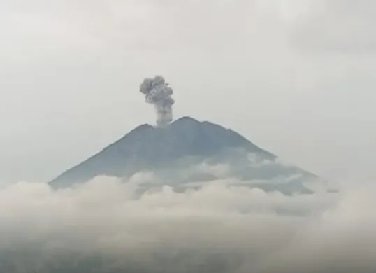 Gunung Semeru yang berada di kawasan perbatasan Kabupaten Lumajang dan Malang, Jawa Timur, kembali mengalami erupsi pada Selasa pagi, 3 Februari 2026. (Sumber: Dok Pos Pengamatan Gunung Api Semeru)