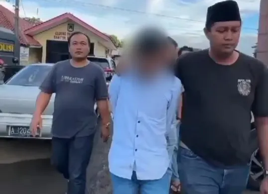 Terduga penyewa mobil rental berinisial AS dalam kasus penembakan di rest area Tol Tangerang-Merak saat diamankan di Mapolres Pandeglang. (Sumber: Dok. Warga)
