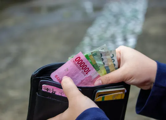 Bantuan sosial akan cair ke KPM Januari 2025. (Sumber: Pexels/Ahsanjaya)